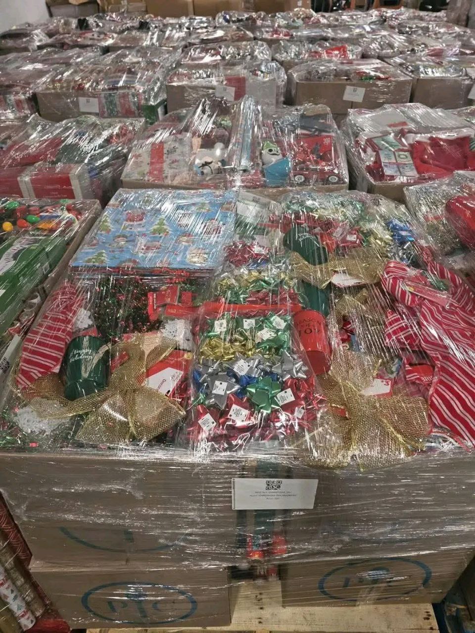 Holiday Gift Wrap & Decor Pallet — 1,400 Pcs