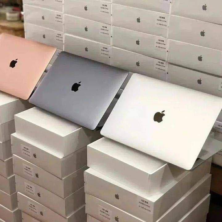 Apple MacBook Air / Pro Liquidation Pallet — 24 Units (Gold · Silver · Space Grey)